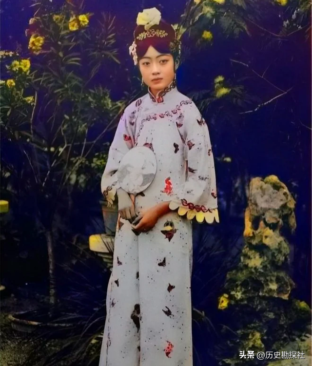 1924年溥仪被赶出紫禁城，在翊坤宫留影，寸头高筒皮靴，气质不凡