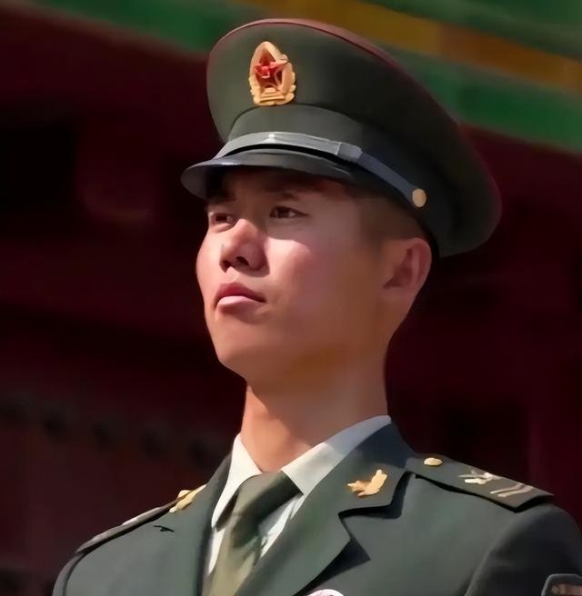 九三阅兵刚结束，最帅升旗手张自轩被骂惨了！如今他后悔了吗？