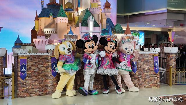 迪士尼朋友亮相东方新天地 联动香港迪士尼迎20周年庆典