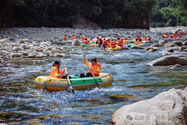 树“隧道”、海上潮玩、峡谷氧吧、飞瀑流泉……解锁山海清凉之旅→