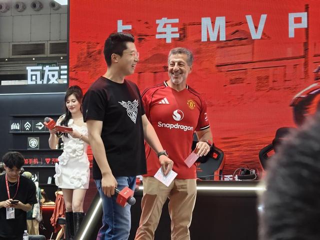 高通掌舵人突袭展台 CJ首日一加三大性能旗舰爆骁龙主题馆