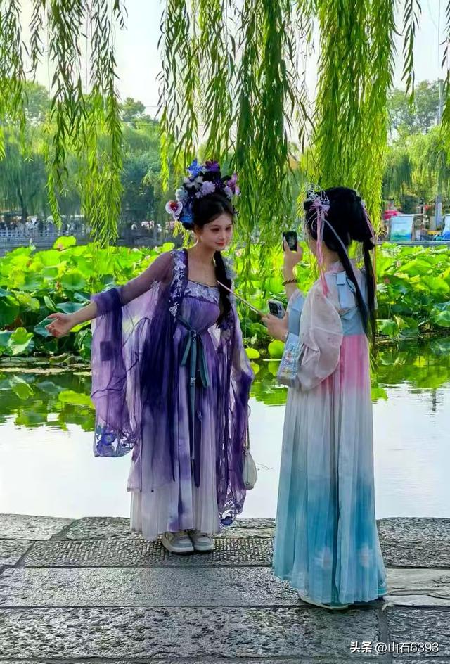 《雨荷厅畔荷香美女乐》～新华社原军事记者陶俊峰泉城大明湖美拍