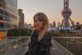 俄罗斯美女来中国旅游，感慨中国发展太快，白酒诱惑太大不想走了图片