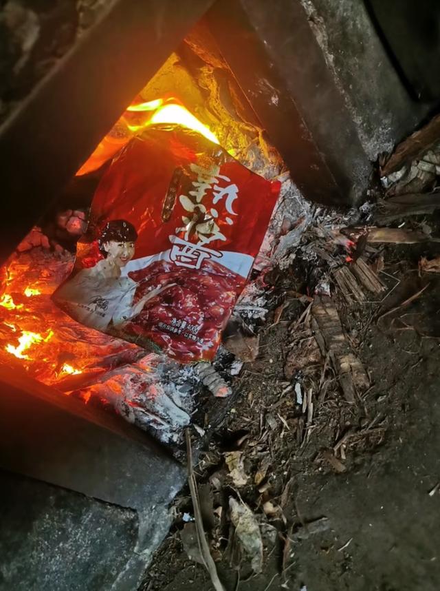 闫学晶事件升级！官媒批评毫不留情	，她一反常态 终究为狂妄买了单