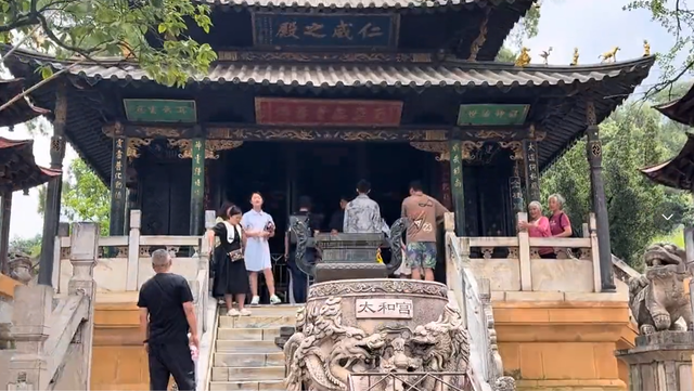 昆明大气的著名景区，虽是寺庙却不供佛，特色鲜明却从不收费
