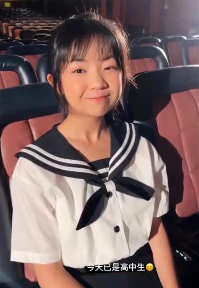 还记得《俗女养成记》里的小嘉玲吗？已经16岁啦？
