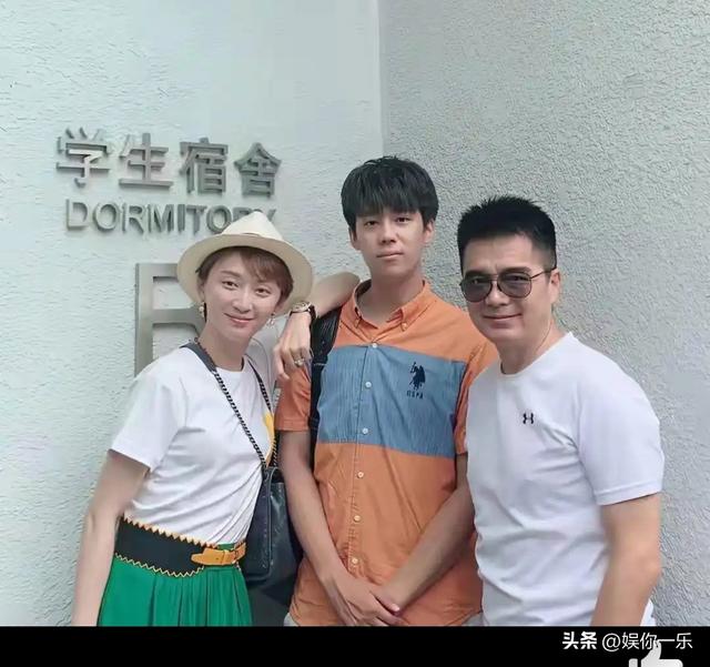 何晴告别式低调举行，许亚军带儿子现身双眼通红，两鬓斑白显憔悴