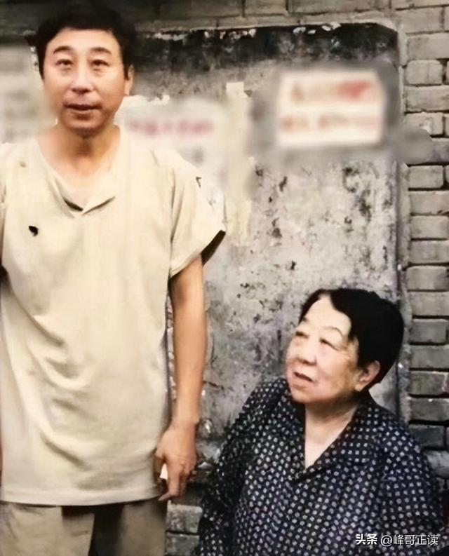 冯巩：与姐姐在大哥家过中秋节，父母不在了，兄弟姐妹感情依旧