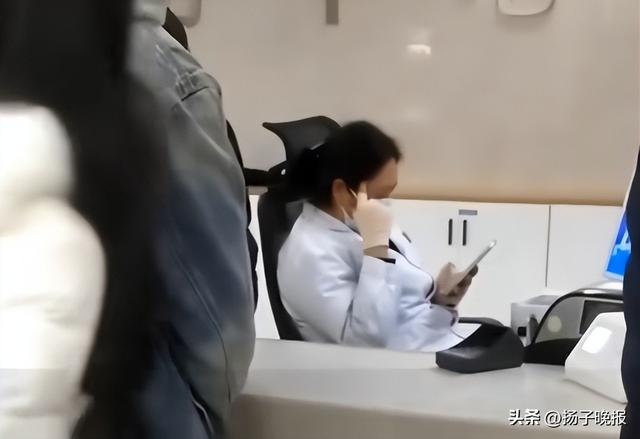 四川一医院收费员玩手机，窗口多人排队待缴费，医院通报：情况属实	，已进行严肃批评教育和待岗处理
