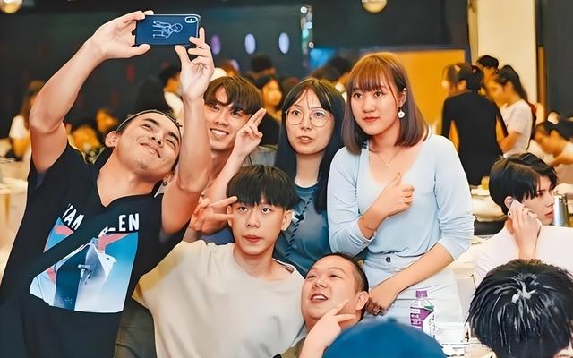 2026国家经济风向变了，从砸钱投楼到投人，要让年轻人真有钱！