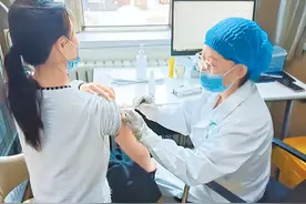 乌鲁木齐市基层医疗机构优化服务方便上班市民 周末接种疫苗 延长门诊时间图片