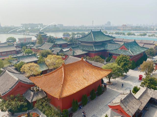 南方游客打卡河南“开封府”景区，惊呼：怎么这么新？
