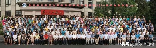 中国最年轻的航天员、中科院85后“戴眼镜”博导都要飞天了，指令长老家围墙插满国旗