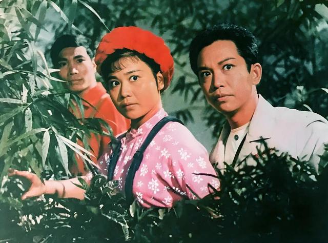 吃里爬外，永不回国？她带领30名演员选择留美，如今年过花甲归来