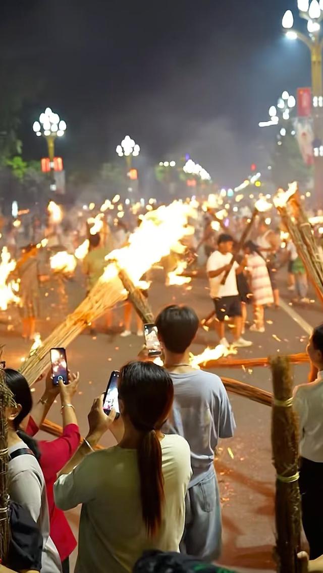 火把节人潮挤爆凉山！免费雨衣难抵怨气，文化盛宴变煎熬？