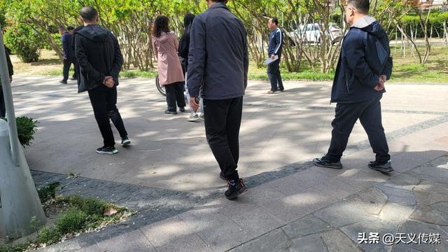潍坊鸢都湖桥面维护不当，年久失修木板腐烂，存在安全隐患，