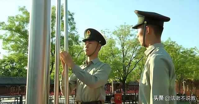 “最帅升旗手”张自轩被骂惨了！面对争议，他用一句话来回应