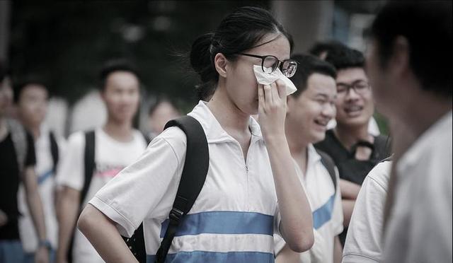 “不录取又何必羞辱我”！女孩被云南大学3字劝退，瞬间破防大哭