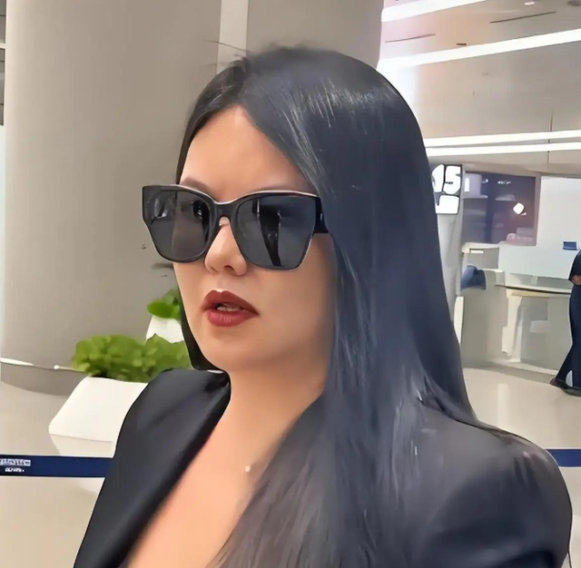 胃癌传闻澄清才半年	，49岁赵薇再迎坏消息，连累的何止闺蜜李湘！