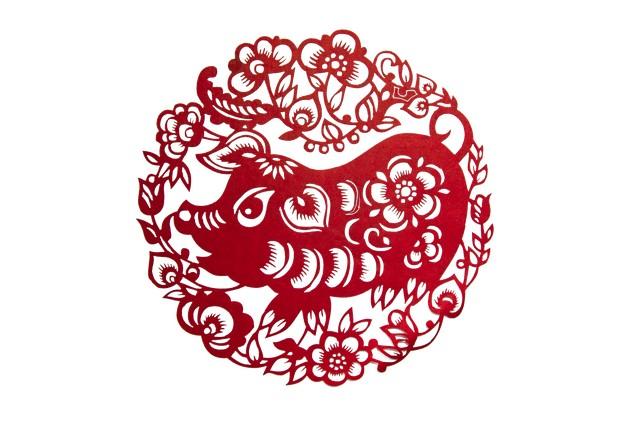 生肖猪：近日	，身边有小人不断捣乱！幸亏有好心人拉你一把.