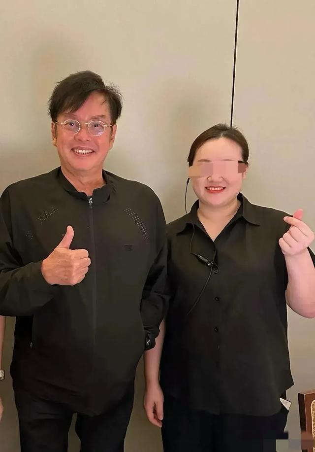 75岁谭咏麟深圳街头吃猪肚鸡，头发又多又黑，像年轻了30岁！