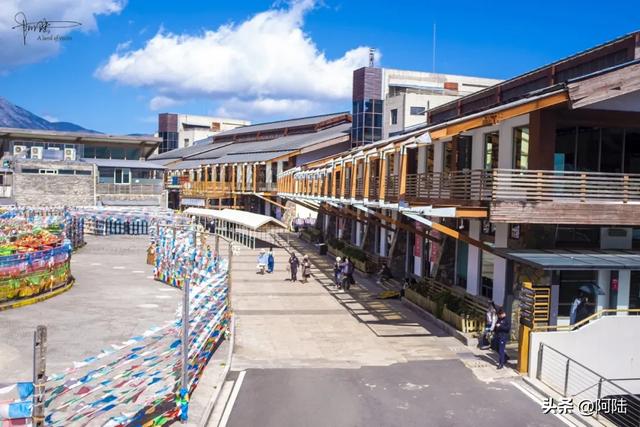 玉龙雪山有点过分,其实不用坐索道,光游客中心都能逛吃玩上一天