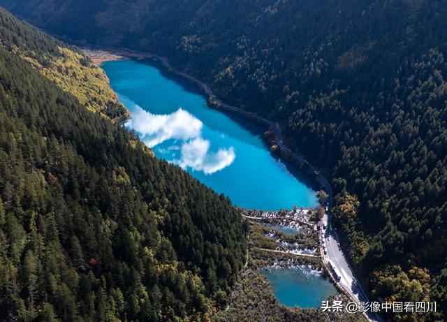 四川阿坝：金秋九寨美如画