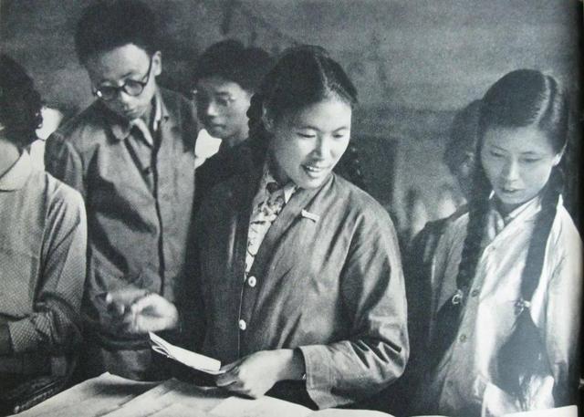 她纺织工人出身，1982年副国级，1987年正部级，2003年再次副国级