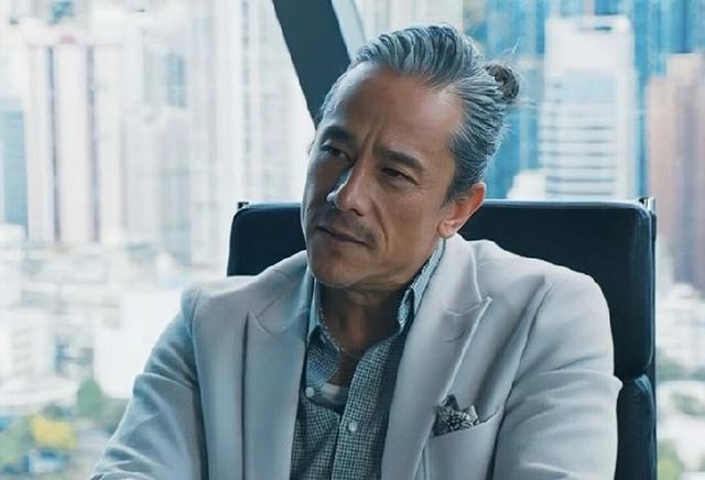 香港知名男星满头白发，遭前女友嫌弃没车没房，未结成婚至今单身