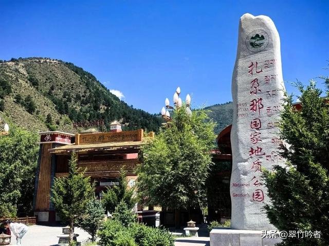 国道穿越甘南扎尕那,多年来景区与游客斗智斗勇,能免费通过吗?