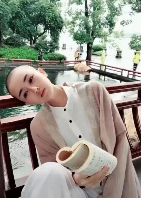揭秘尼姑庵真相：表面佛门实则妓院，穿黑丝戴假发，香客人来人往