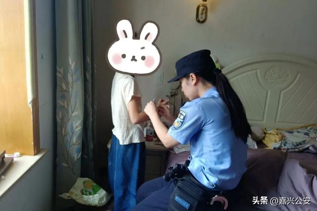 危险！女孩悬在三楼窗外！