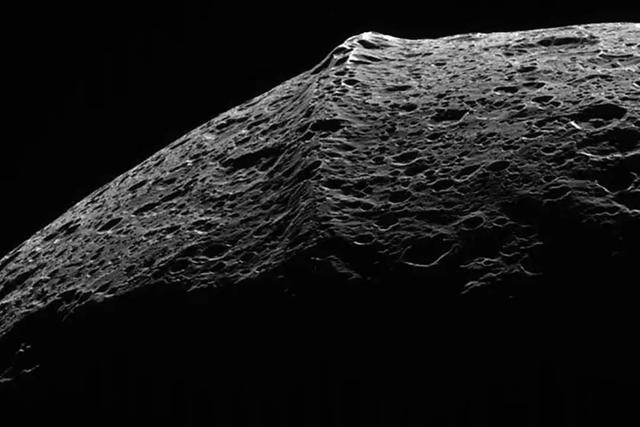 表面“焊痕”长达1300公里，这颗星球是一艘废弃飞船？