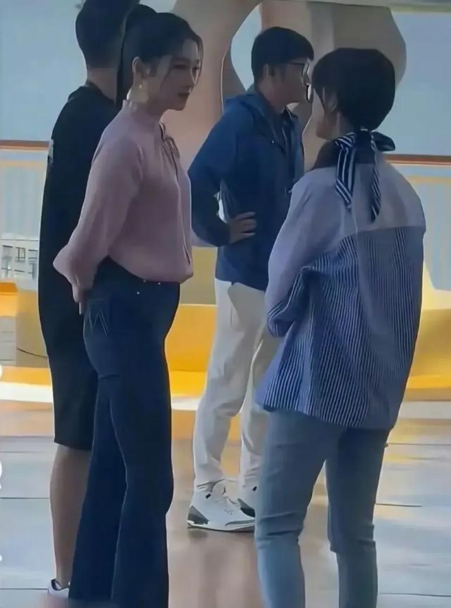 关晓彤这腿太夸张了吧？大腿都到别人肚脐眼了