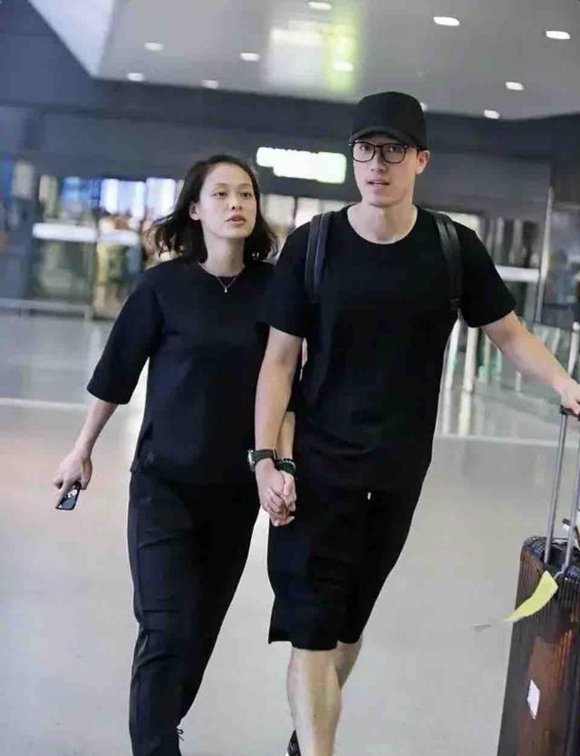 42岁刘翔近况曝光，长期在国外旅游	，靠终身合同吸金，远离喷子！