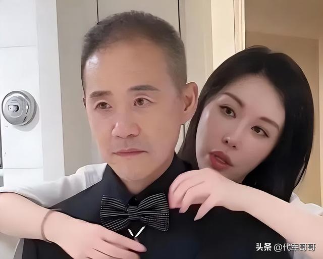 他每年退休金1千万，还娶了33岁女明星，69岁再生下了一个女儿
