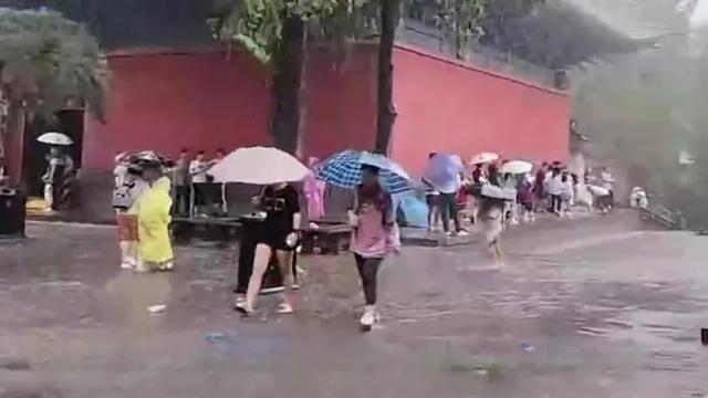 少林寺已经变了。下大雨不让进去避雨 掏了钱也不让进。
