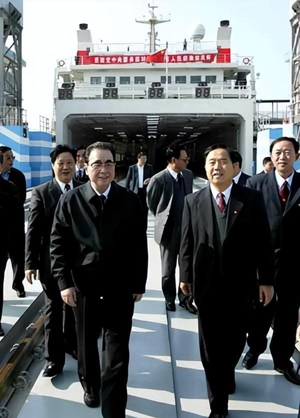 李鹏总理年轻时有多帅？1959年在吉林留影，31岁玉树临风气质不凡 第4张