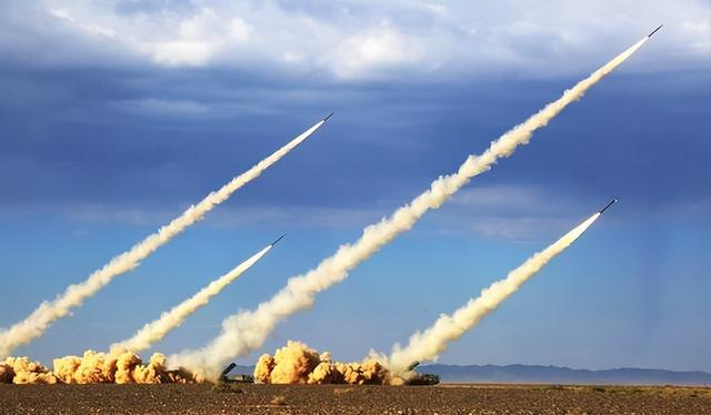 日本右翼彻底疯狂，一亿玉碎口号再次响起，解放军：比80年前更惨