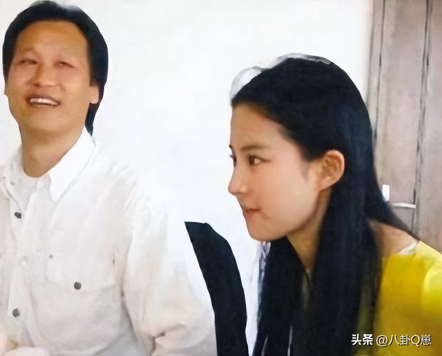 陪玩陪睡根本不够！认干爹	、舔手指	，背地里的阴暗让人想象不到