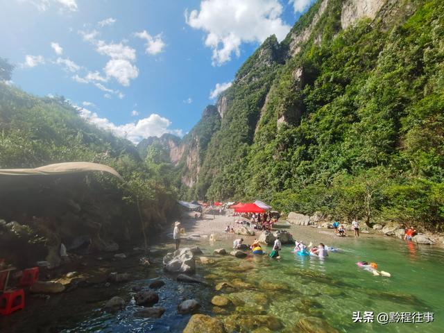 旧时古道，如今人迹罕至；峡谷中间，有一个美丽野瀑布