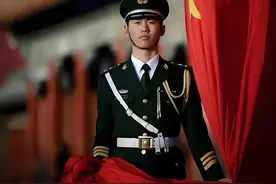 最帅升旗手张自轩转业后辞职，真实原因曝光！图片