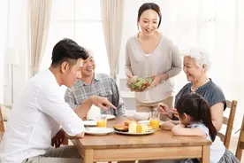 女子远嫁山东，过年来客不能上桌吃饭，当场掀翻桌子：都别吃了图片