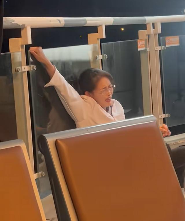 短剧女演员被男主一脚踹飞，指甲当场断裂，贾玲的话又一次应验了