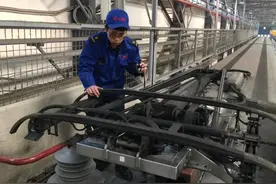 高铁是怎样供电的？速度之快，高铁头顶的高压电为何线磨不断图片