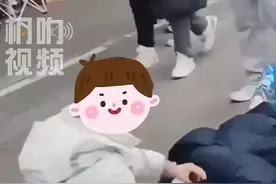 闹大了！重庆漫展熊孩子被揍后续：家长向coser索赔，舆论一边倒图片