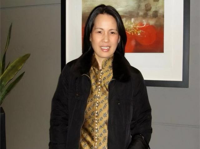 赖昌星妻子曾明娜现状，独居3000平老宅，做饭弄花草活成人生赢家