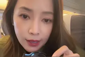 侯佩岑翻包，她戴平价老花镜，用大屏ipad看弹幕，她性格很可爱图片