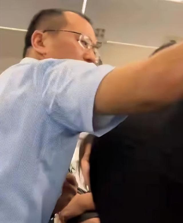 南航熊家长“社会性死亡”了！视频曝光，身份被扒，难怪如此嚣张