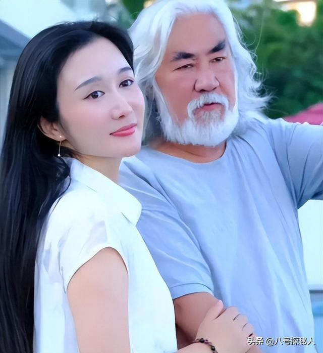 74岁张纪中“服老”了，剃胡须染黑发年轻20岁，和杜星霖更般配